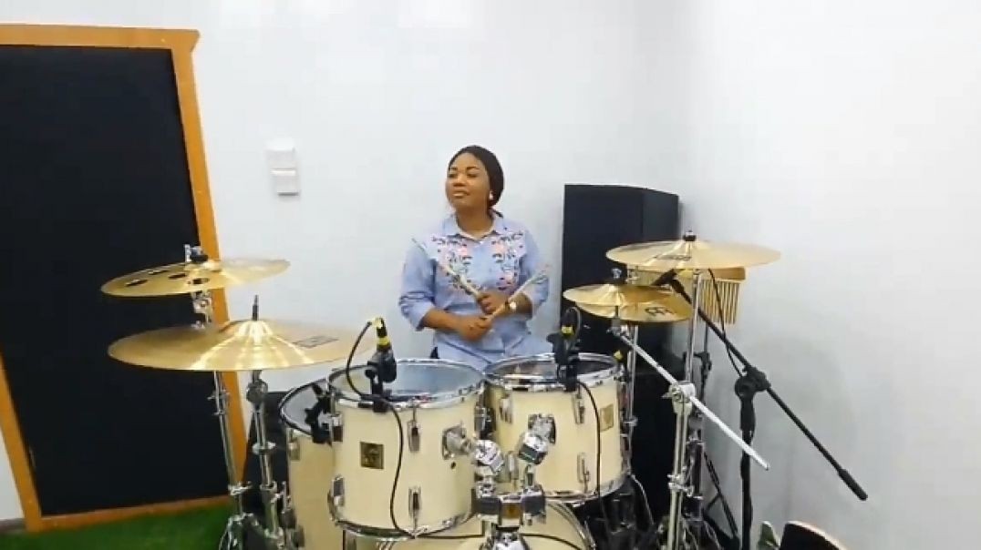 ⁣Mercy Chinwo teaching about drumming.